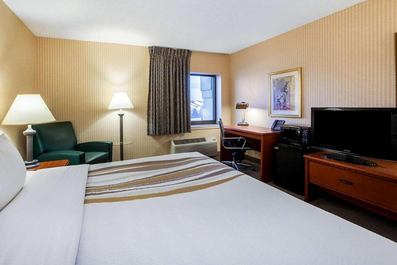 La Quinta Inn By Wyndham Detroit Southgate Exterior photo