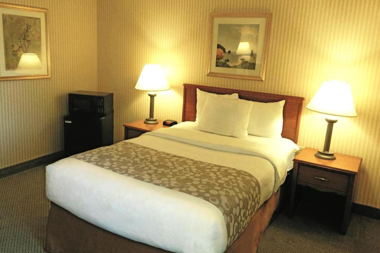 La Quinta Inn By Wyndham Detroit Southgate Exterior photo