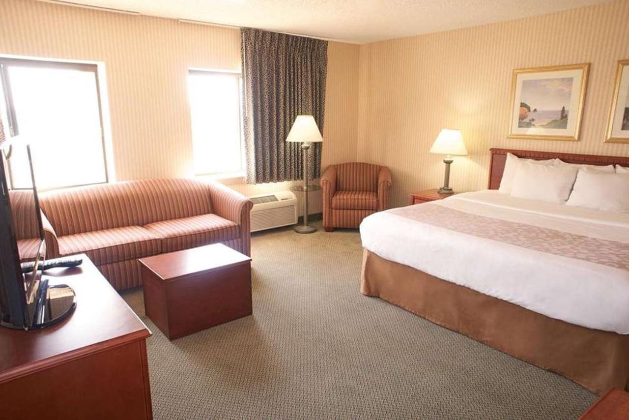 La Quinta Inn By Wyndham Detroit Southgate Exterior photo