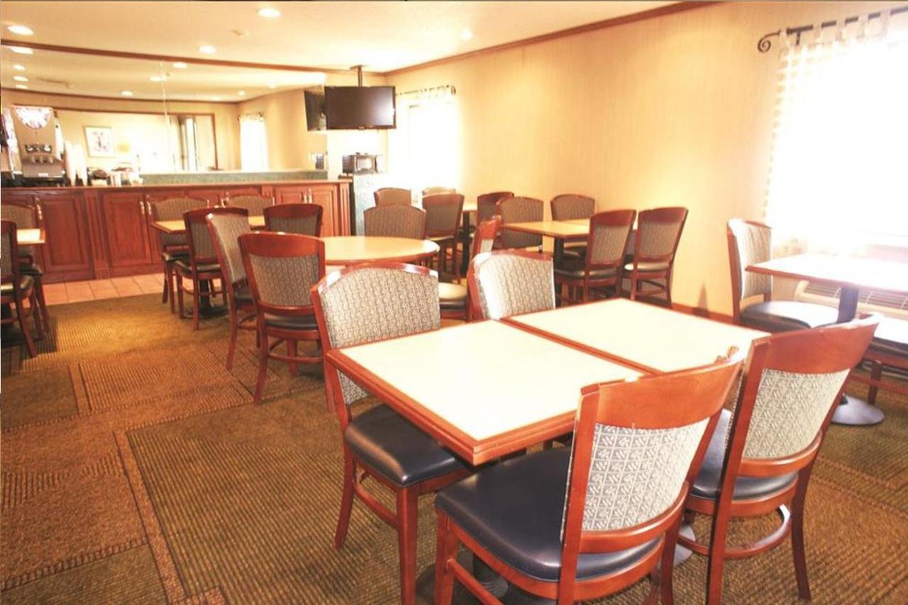 La Quinta Inn By Wyndham Detroit Southgate Exterior photo