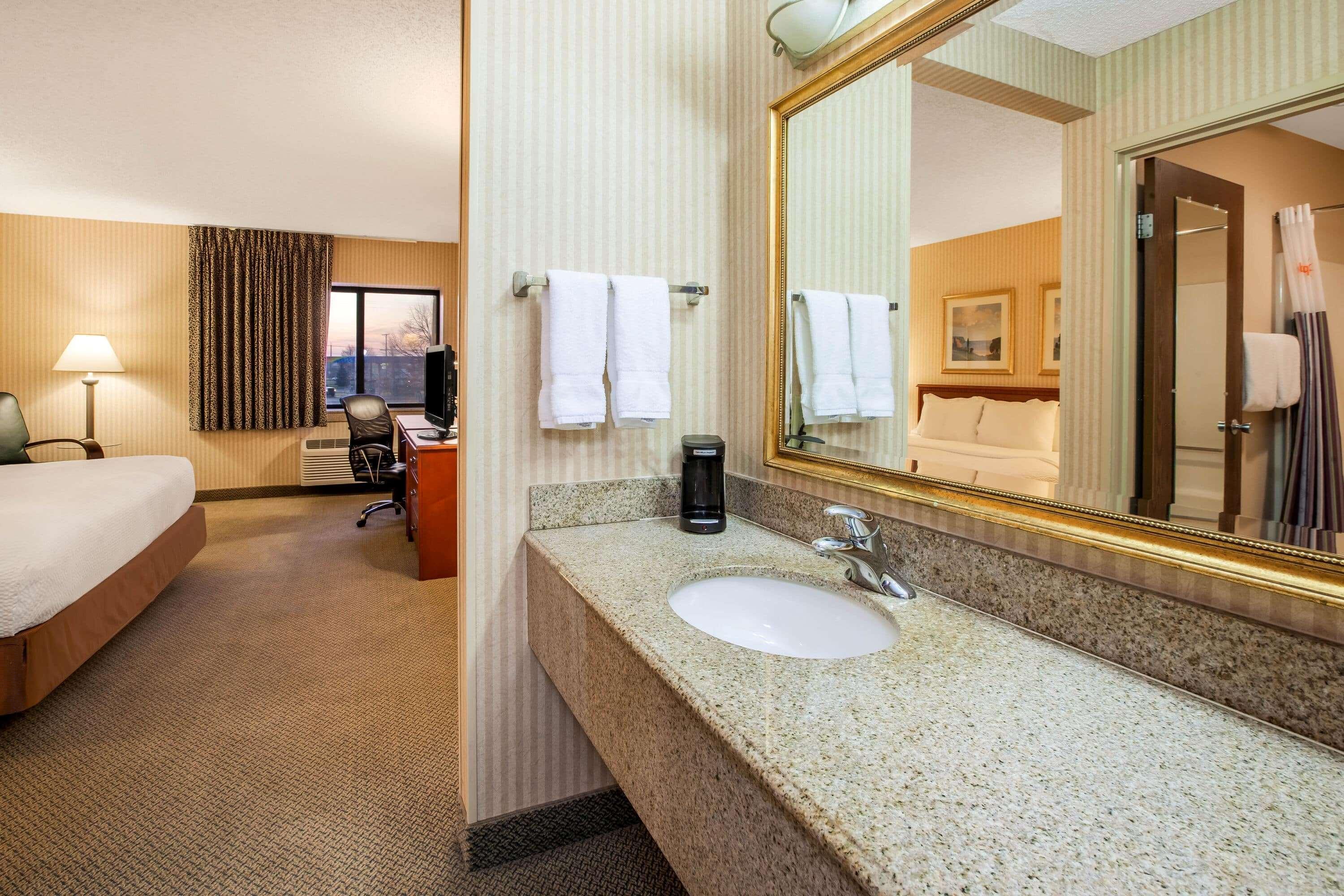 La Quinta Inn By Wyndham Detroit Southgate Exterior photo